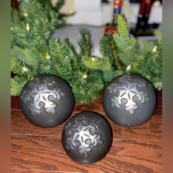 Christmas Ceramic Set of 
Snow Painted Black Decorative 5 Orbs and Silver Plate - Picture 10 of 12